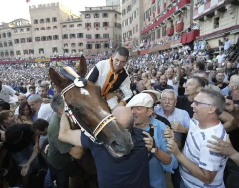 Dino Pes detto Velluto vince il palio di siena con la lupa