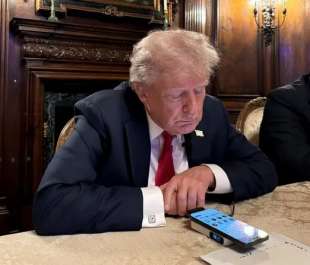 DONALD TRUMP AL CELLULARE