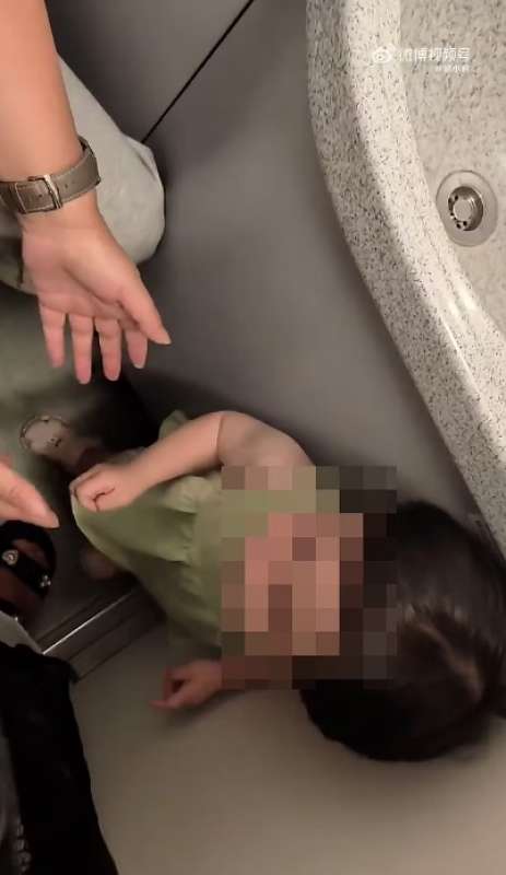 donne rinchiudono bambina nel bagno di un aereo