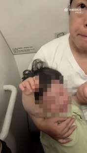 donne rinchiudono bambina nel bagno di un aereo