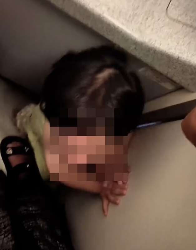 donne rinchiudono bambina nel bagno di un aereo