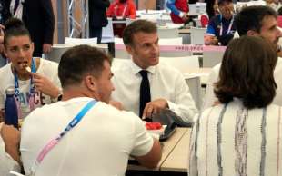 emmanuel macron mangia alla mensa del villaggio olimpico