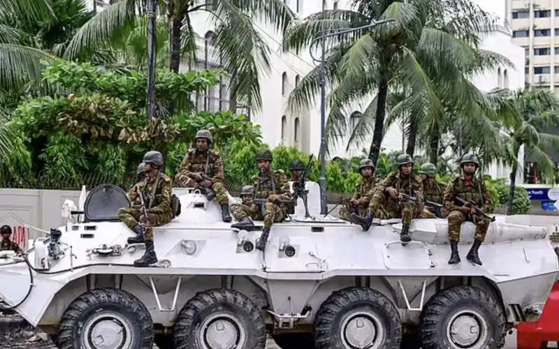 ESERCITO IN PIAZZA A DACCA, IN BANGLADESH 