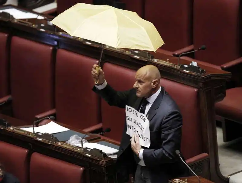 FABIO RAMPELLI CON L OMBRELLO A MONTECITORIO