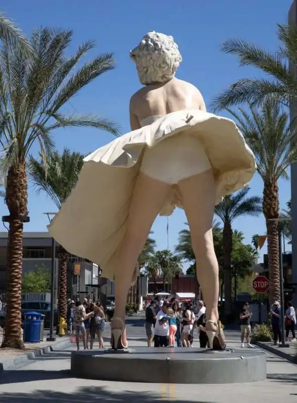 Forever Marilyn - LA STATUA DI MARILYN MONROE A PALM SPRINGS 1