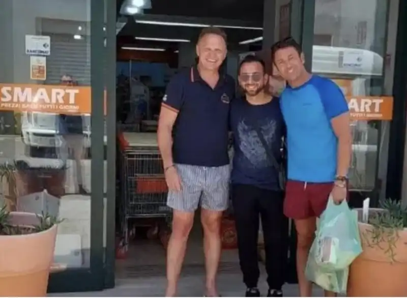 francesco lollobrigida e andrea giambruno in un discount di ceglie messapica