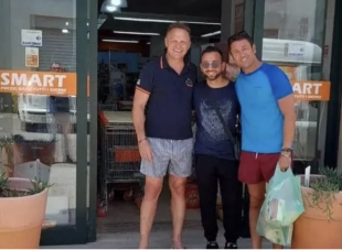 francesco lollobrigida e andrea giambruno in un discount di ceglie messapica