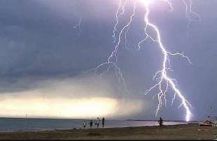 fulmini sulla spiaggia