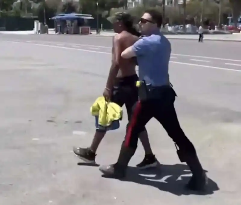 furto di cellulari in spiaggia a napoli   1