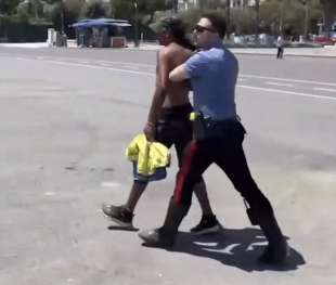 furto di cellulari in spiaggia a napoli 1