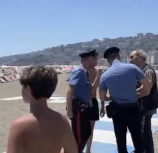 furto di cellulari in spiaggia a napoli 10