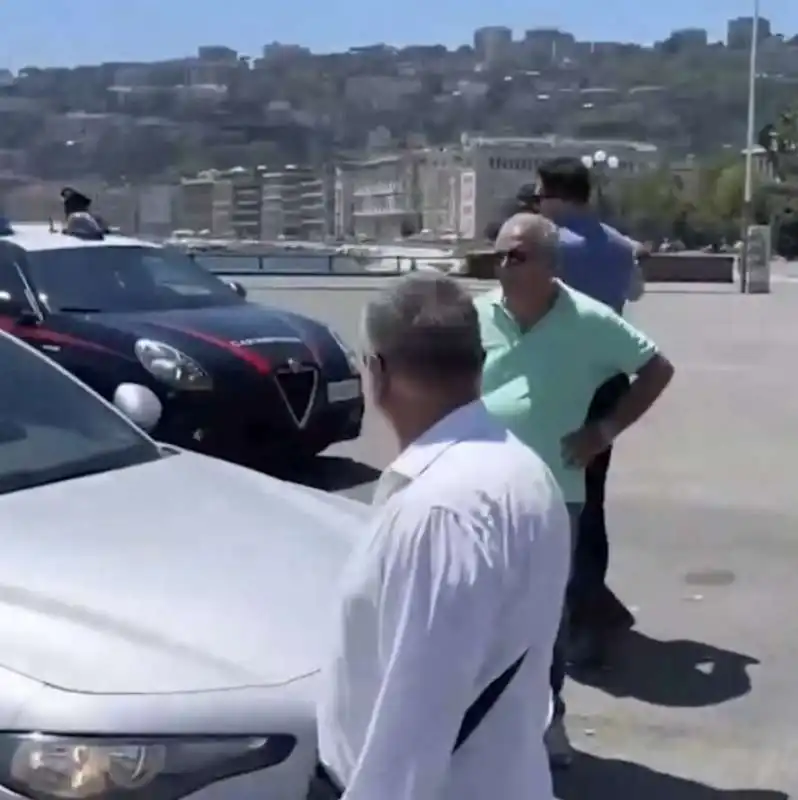 furto di cellulari in spiaggia a napoli   2