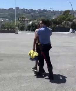 furto di cellulari in spiaggia a napoli 3