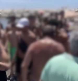 furto di cellulari in spiaggia a napoli 5