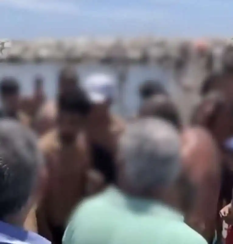 furto di cellulari in spiaggia a napoli   6