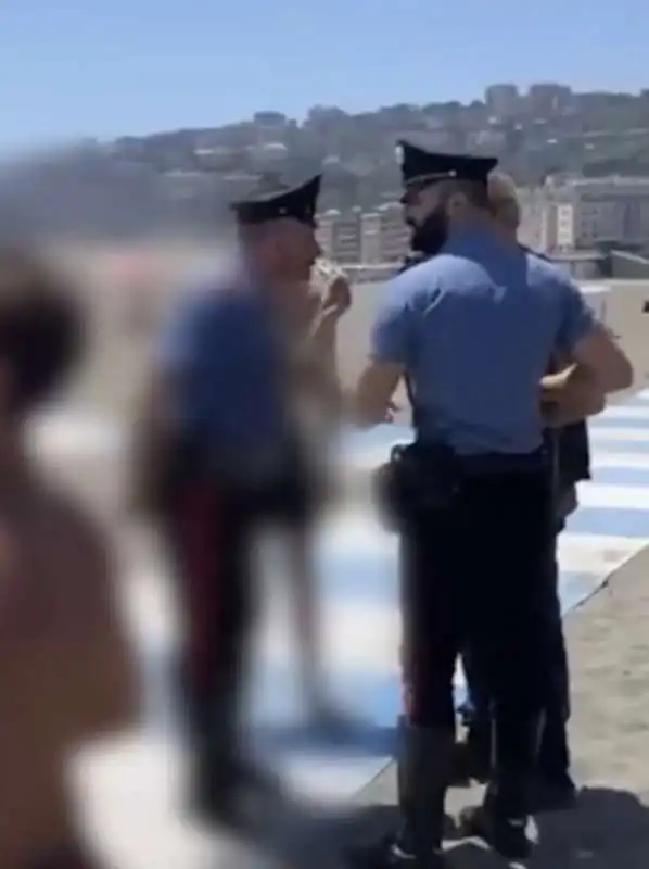 furto di cellulari in spiaggia a napoli   9