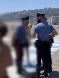 furto di cellulari in spiaggia a napoli 9