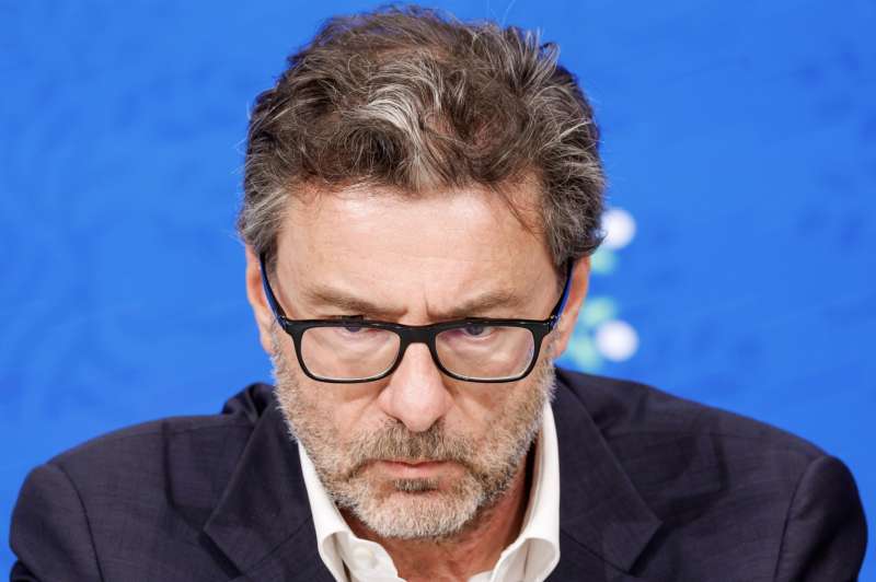 giancarlo giorgetti in conferenza stampa 3