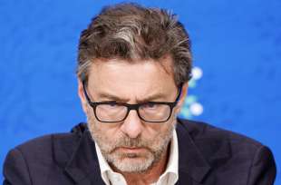 giancarlo giorgetti in conferenza stampa 4