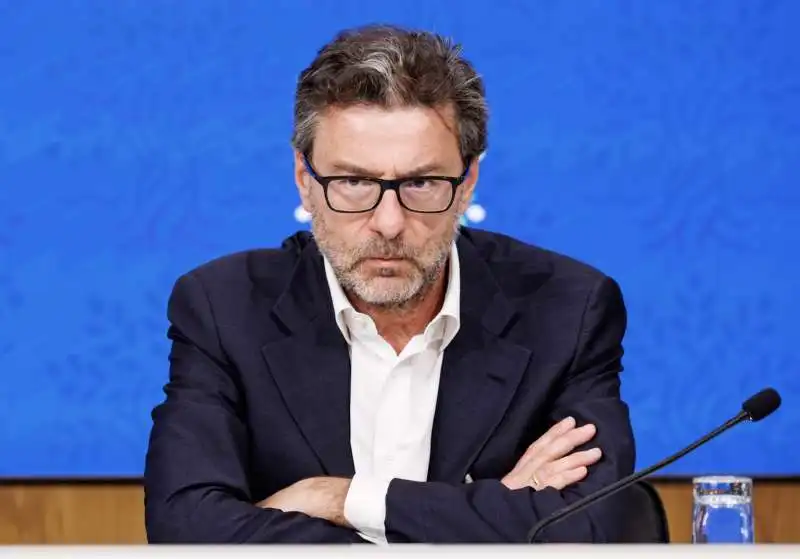 giancarlo giorgetti in conferenza stampa   5