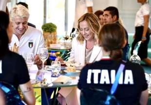 giorgia meloni a casa italia pranza con nicolo martinenghi