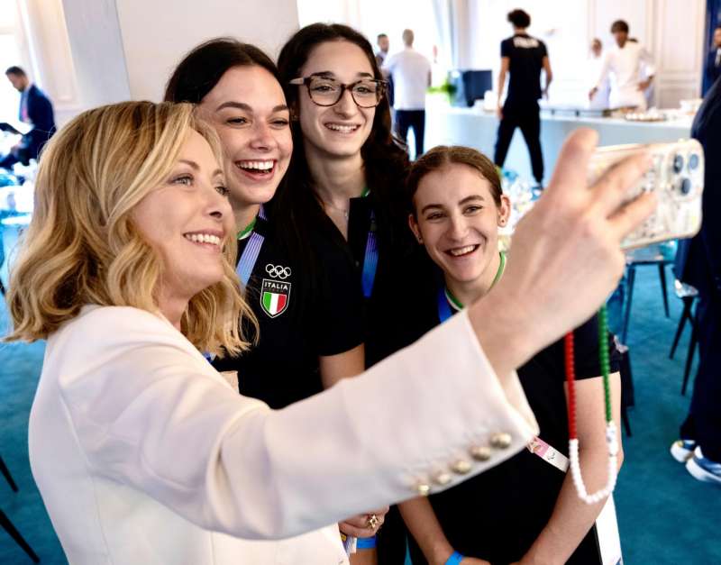 giorgia meloni con le atlete a casa italia parigi 2024