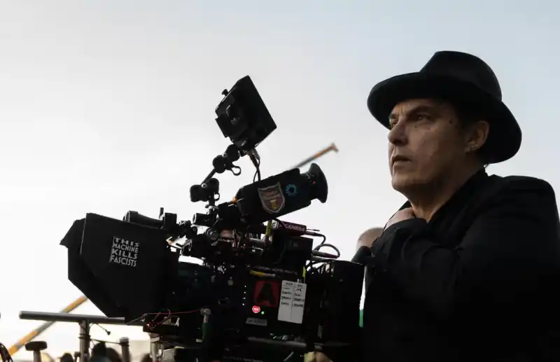 il regista Joe Wright 