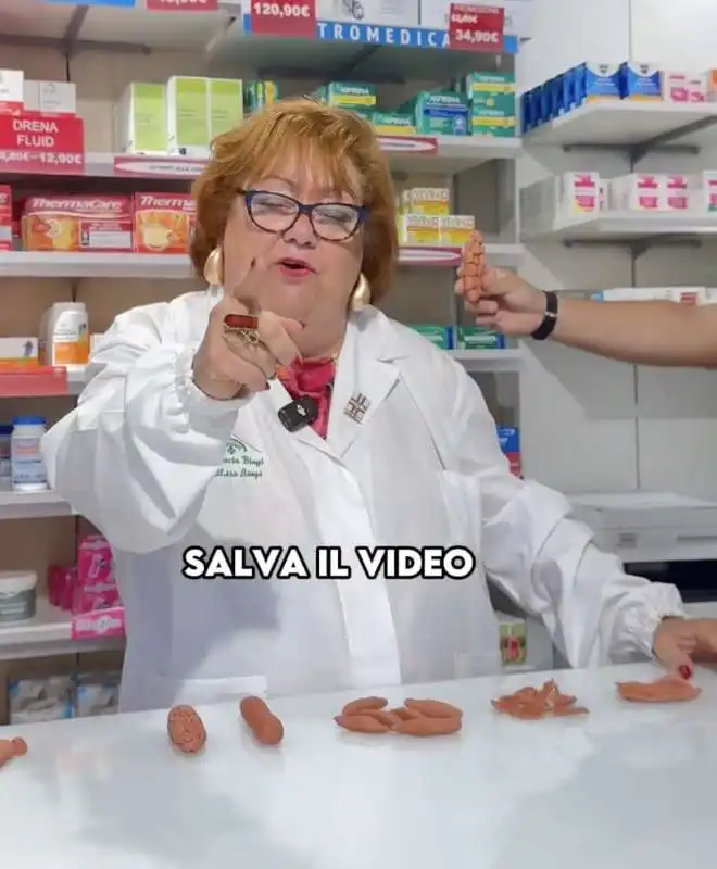 il video sulla cacca della farmacista amelia   2