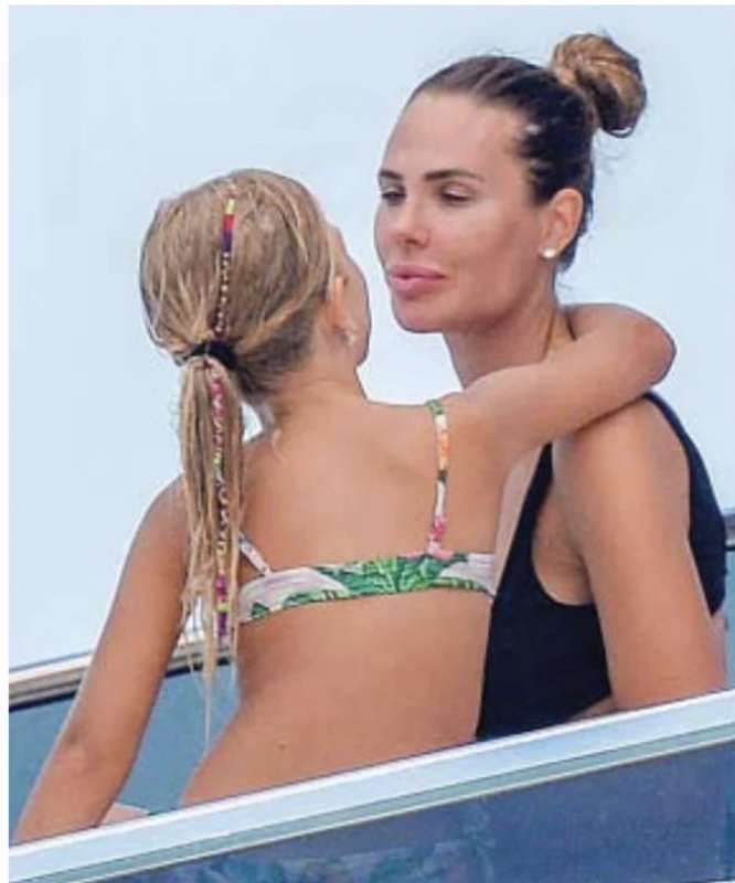 ilary blasi con isabel a ponza