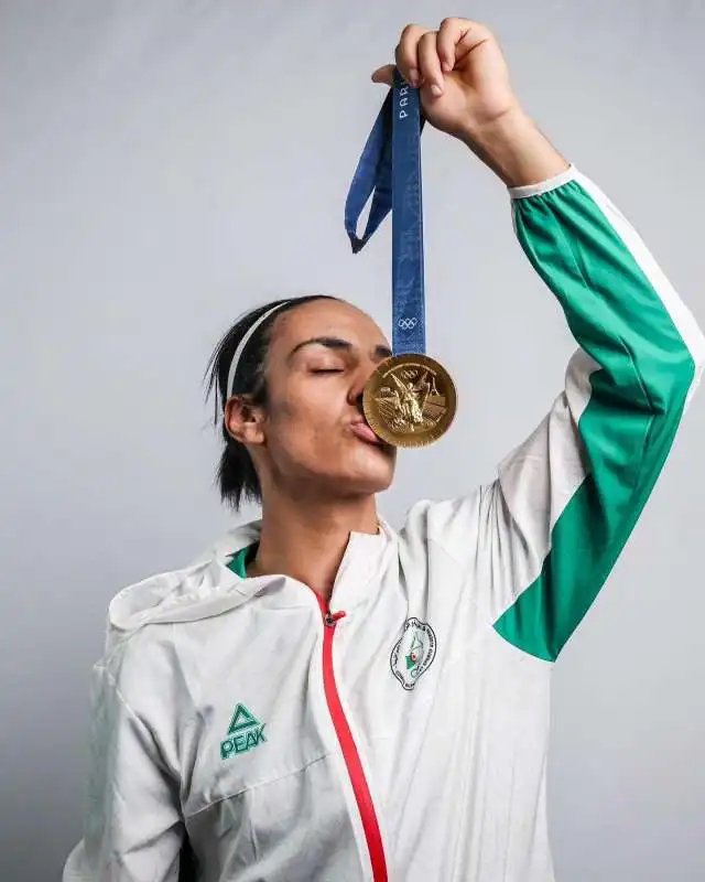 imane khelif con la medaglia d oro delle olimpiadi di parigi  2