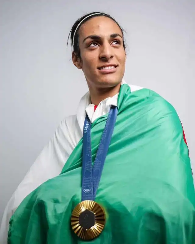 imane khelif con la medaglia d oro delle olimpiadi di parigi    