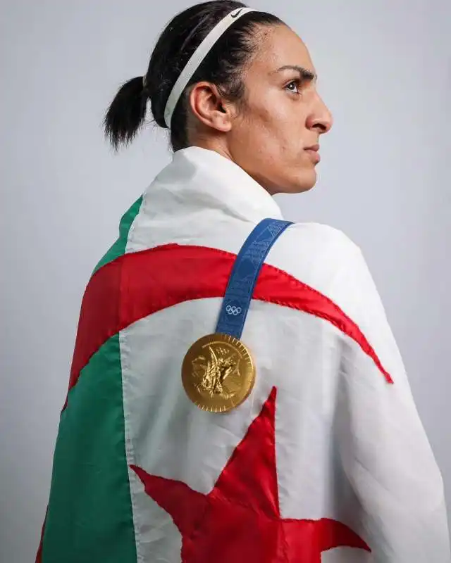 imane khelif con la medaglia d oro delle olimpiadi di parigi 