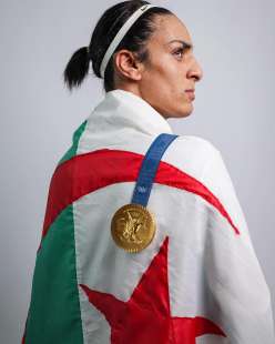 imane khelif con la medaglia d oro delle olimpiadi di parigi