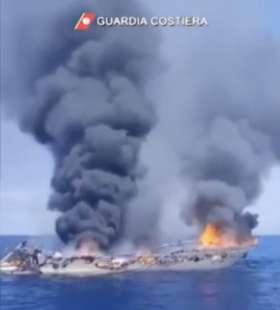 imbarcazione in fiamme in cilento 3