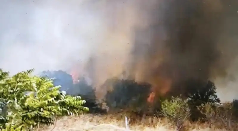 incendio a roma   torre spaccata   1