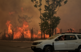 incendio a roma torre spaccata 1