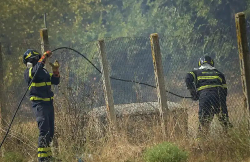 incendio a roma   torre spaccata    2