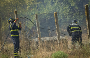 incendio a roma torre spaccata 2