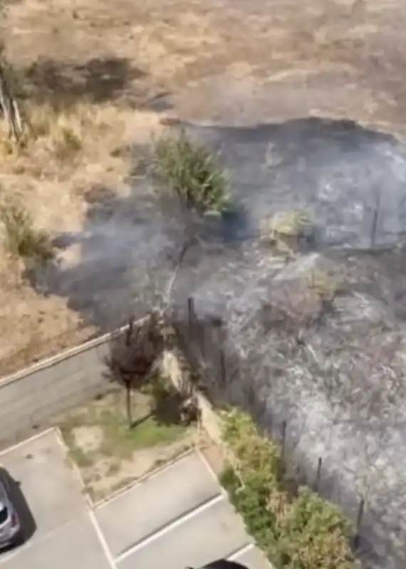 incendio a roma   torre spaccata   3