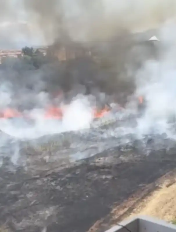 incendio a roma   torre spaccata   5