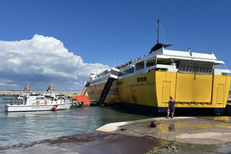 incendio su un traghetto a piombino