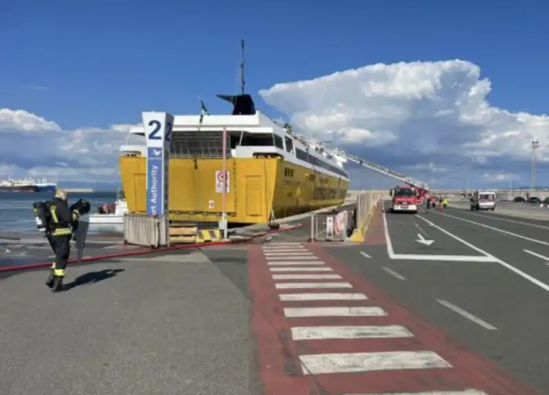 incendio su un traghetto a piombino