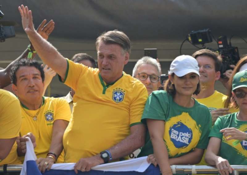 JAIR BOLSONARO COL GIUBBOTTO ANTIPROIETTILE