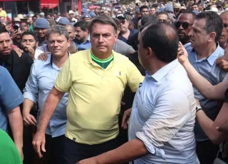 JAIR BOLSONARO COL GIUBBOTTO ANTIPROIETTILE