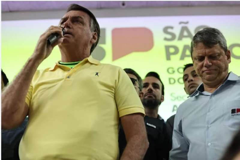 JAIR BOLSONARO COL GIUBBOTTO ANTIPROIETTILE