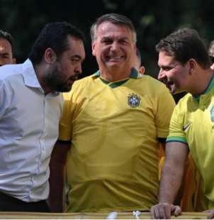 JAIR BOLSONARO COL GIUBBOTTO ANTIPROIETTILE