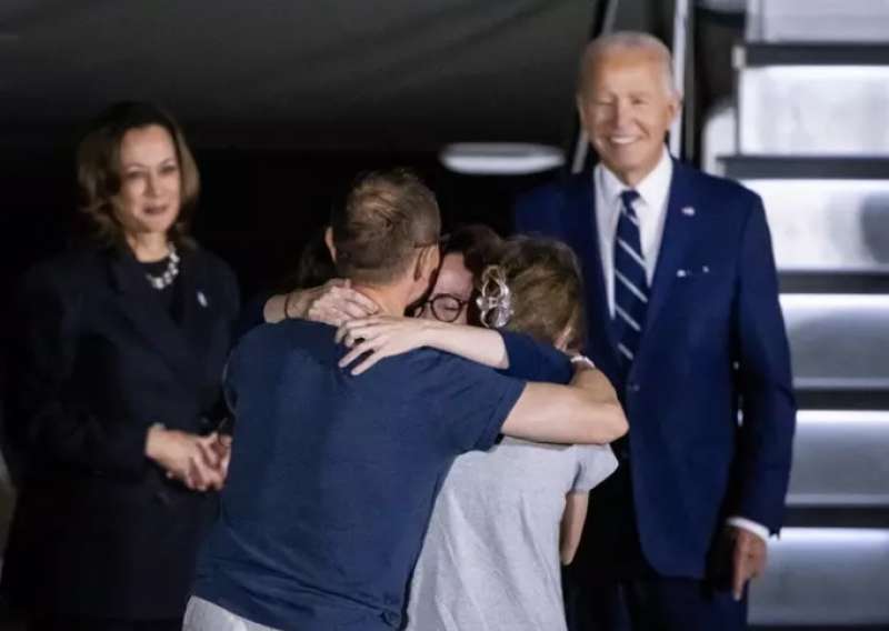 JOE BIDEN - KAMALA HARRIS E I PRIGIONIERI LIBERATI NELLO SCAMBIO CON LA RUSSIA