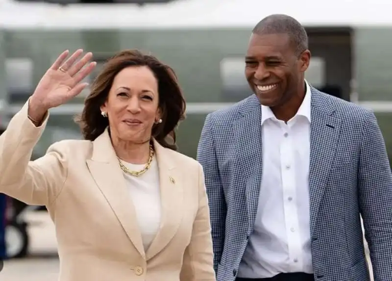 KAMALA HARRIS E TONY WEST 