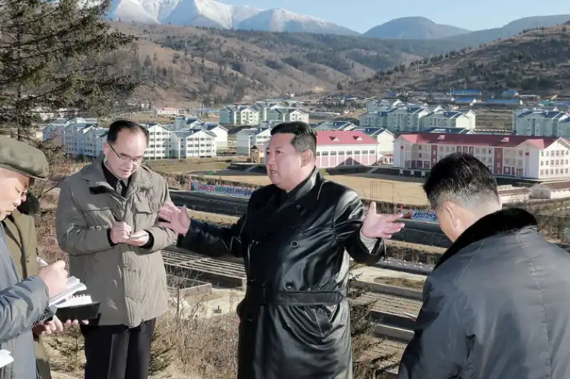 kim jong un a samjiyon 1