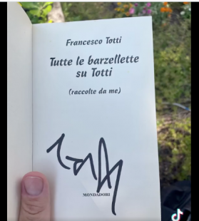 l autografo di angelina jolie sul libro di barzellette di totti